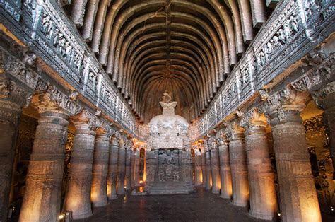  アジャンター石窟寺院群の建設：グプタ王朝の壮大な芸術遺産、仏教美術の頂点